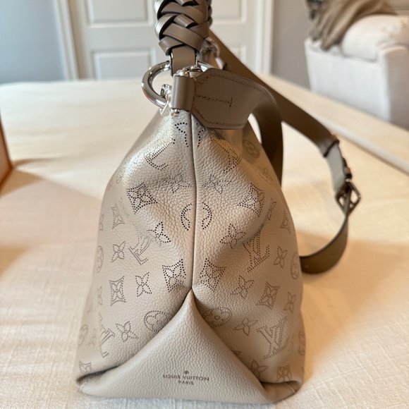 Louis Vuitton Beaubourg Hobo MM Color: Galet - Picture 6 of 9